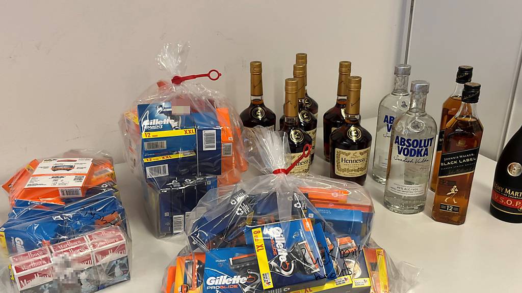 Die Polizei fand im Auto der drei Männer gestohlene Rasierklingen, Zigaretten und Alkohol.