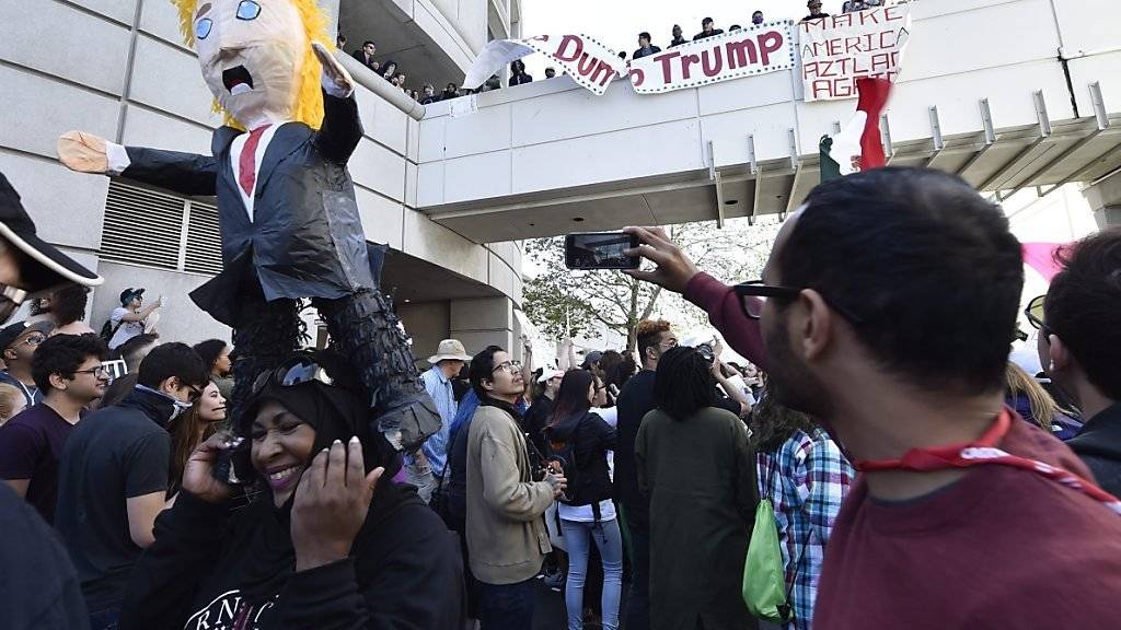 Keine Freunde von Trump: Demonstranten versammeln sich im kalifornischen Burlingame gegen den Präsidentschaftsanwärter.