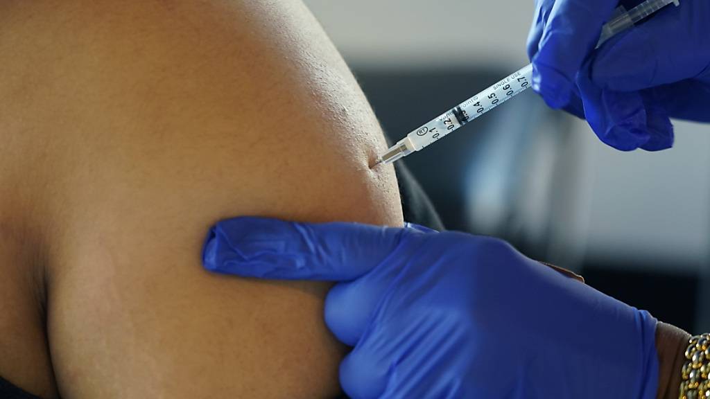 Ab Anfang November steht die zweite Booster-Impfung gegen das Coronavirus allen über 16-Jährigen offen. (Symbolbild)