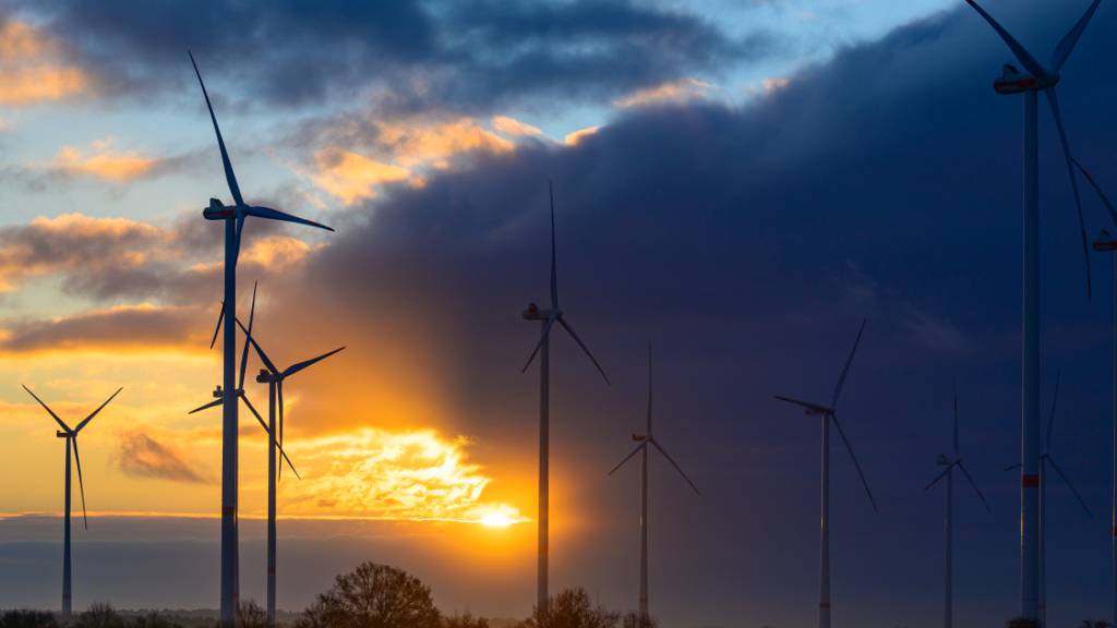 Wind und Sonne produzieren in der EU erstmals mehr Strom als alle fossilen Brennstoffe zusammen. Die Denkfabrik Ember sieht darin einen richtigen Weg, mahnt aber trotzdem. (Archivbild)