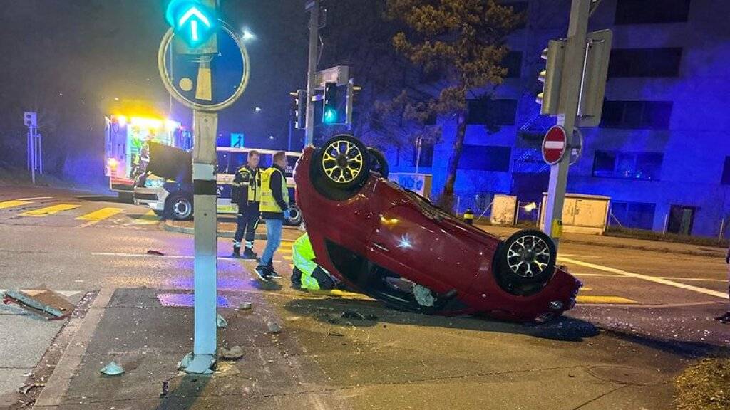 Der Heimweg vom Ausgang endete für drei Personen im Spital. Am Steuer des roten Fiat 500 sass ein 23-Jähriger.