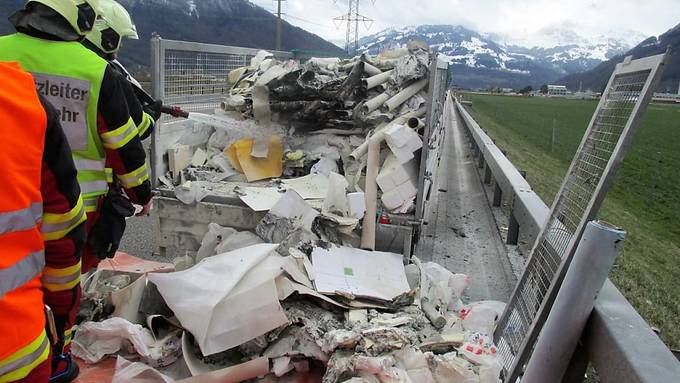 Anhängerladung gerät auf der A3 in Brand