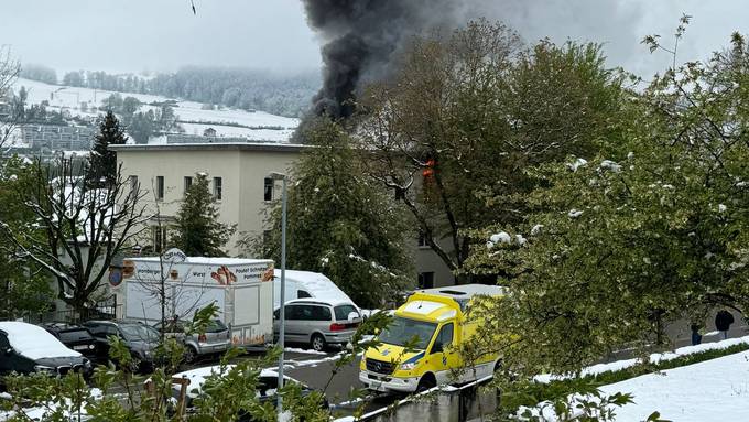 Brand in der Stadt St.Gallen: Mann verletzt sich bei Sturz aus Fenster