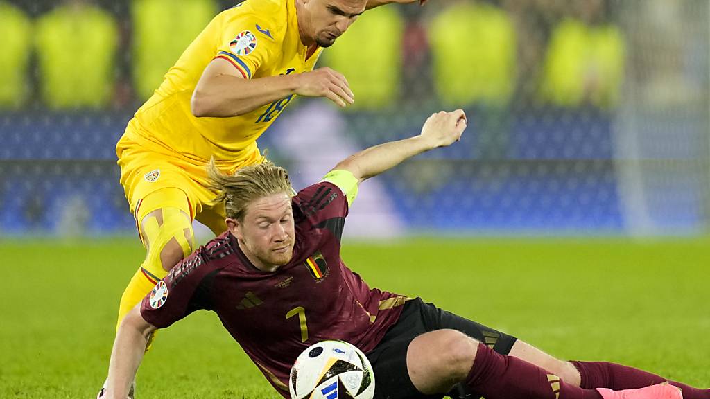 Sowohl Rumänien (Razvan Marin, oben), als auch Gruppenfavorit Belgien (Kevin De Bruyne) können aus eigener Kraft die Achtelfinals erreichen - dies gilt in der Gruppe E, wo alle Teams drei Punkte auf dem Konto haben, auch für die Ukraine und die Slowakei