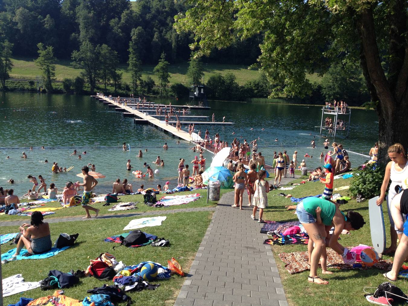 Abkühlen in der Badi am Rotsee - im Hintergrund die Stege für die Ruderregatta.