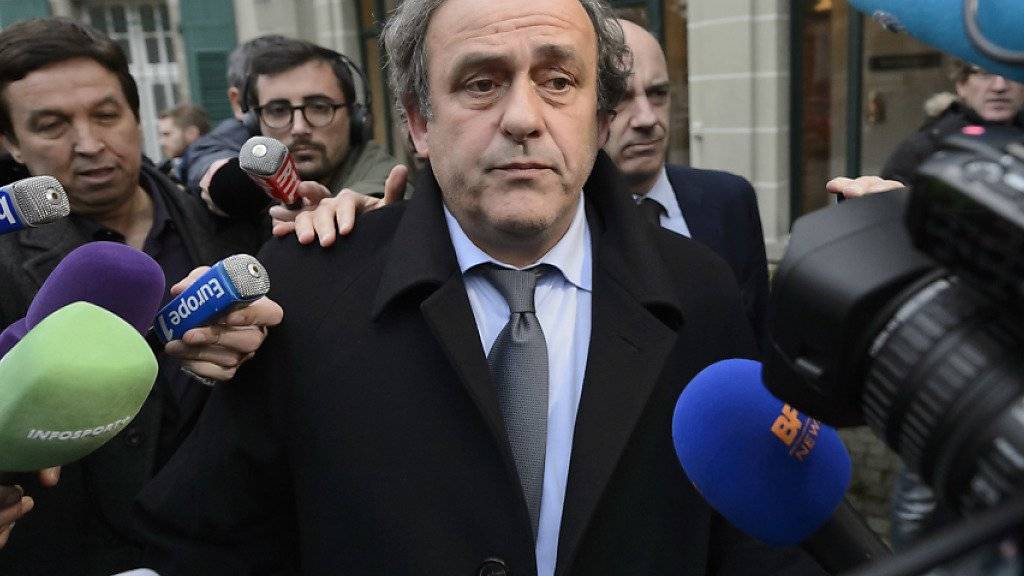 UEFA-Präsident Michel Platini hat weiterhin nichts zu lachen: Er bleibt gesperrt
