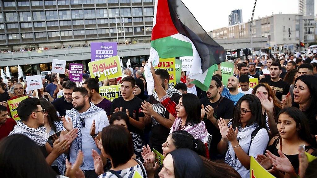 Tausende arabische Israelis und ihre Unterstützer haben in Tel Aviv  Gleichberechtigung gefordert.