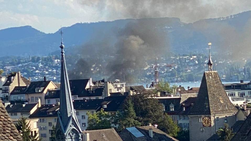 Feuerwehr löscht Brand im Zürcher Niederdorf – Gebäude evakuiert