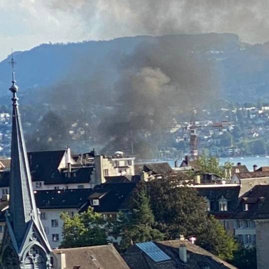 Feuerwehr löscht Brand im Zürcher Niederdorf – Gebäude evakuiert