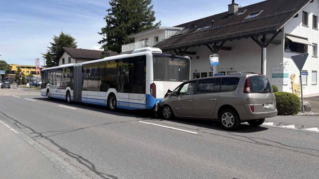 Das Auto prallte an einer Haltestelle ins Heck eines Linienbusses.