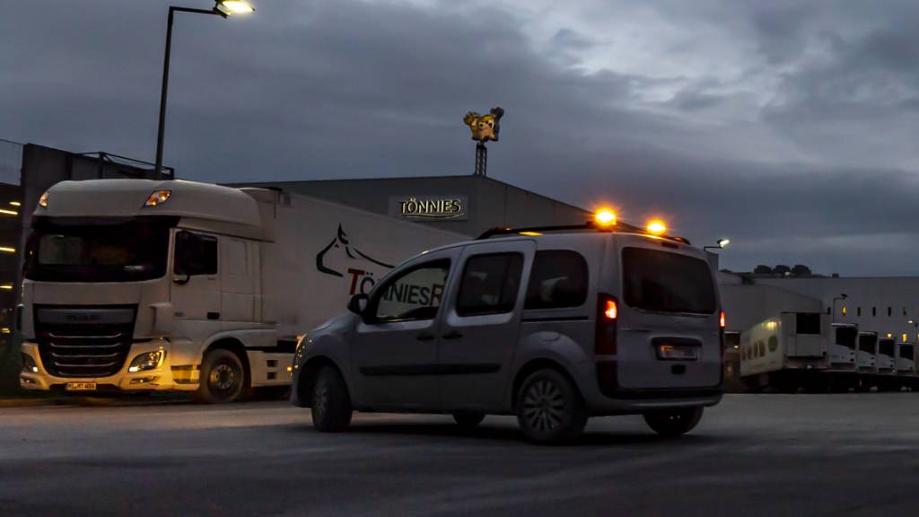 Ein Fahrzeug einer Sicherheitsfirma fährt über das Firmengelände des Fleischwerks Tönnies. Foto: David Inderlied/dpa