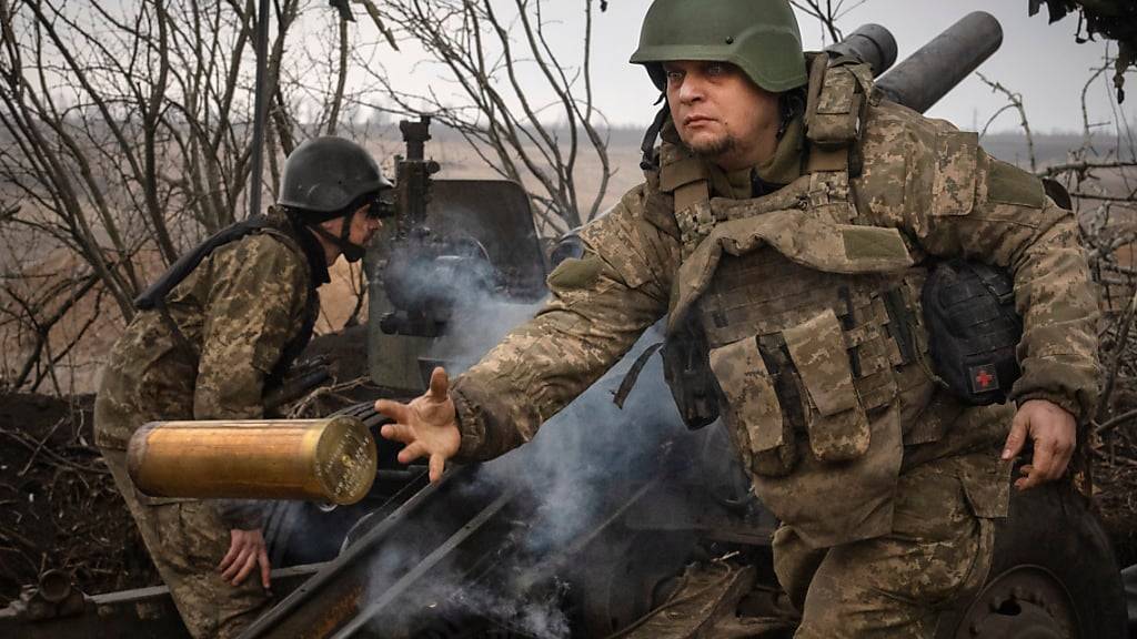 ARCHIV - Ukrainische Soldaten der 71. Jägerbrigade feuern eine Haubitze M101 auf russische Stellungen an der Frontlinie. Foto: Efrem Lukatsky/AP/dpa