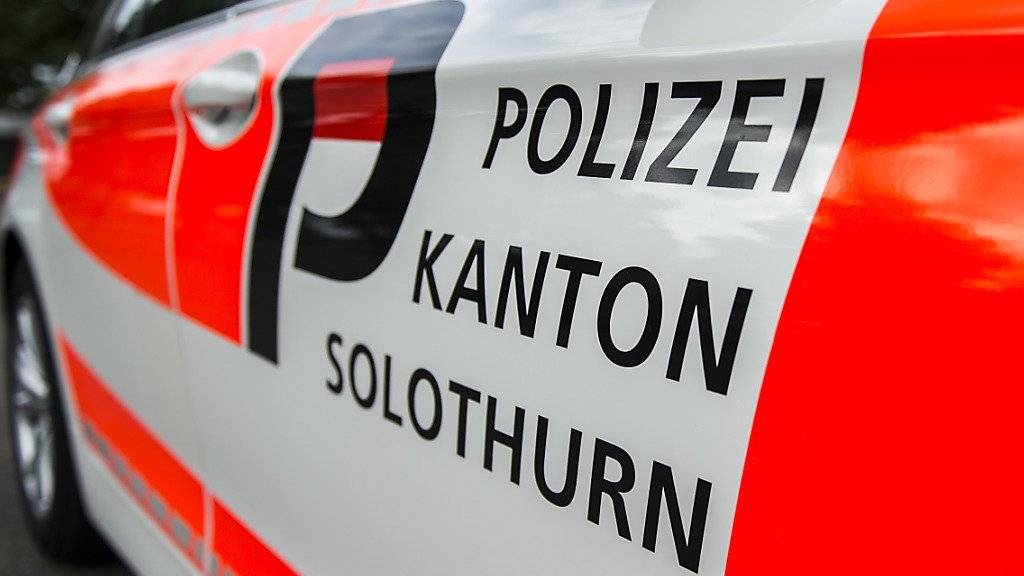 Bei einem Raubüberfall auf eine Bankfiliale in Deitingen SO erbeuteten zwei bewaffnete Männer mehrere Tausend Franken Bargeld. Die Solothurner Kantonspolizei fahndet nach den Tätern. (Symbolbild)