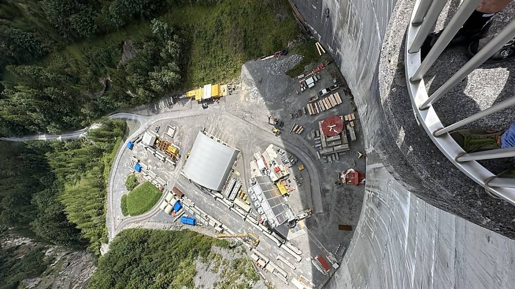 Blick von der 147 Meter hohen Staumauer des drei Kilometer langen Gigerwaldsees im St. Galler Calfeisental. (Archivbild)