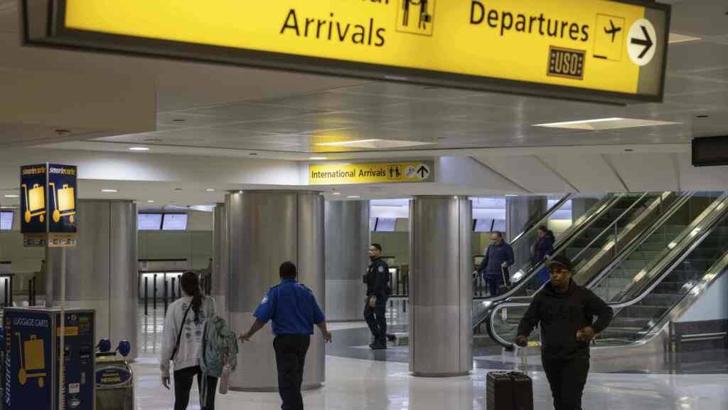 ARCHIV - Menschen mit Koffern gehen durch das internationale Terminal des Newark Liberty International Airport. Foto: Yuki Iwamura/FR171758 AP/dpa