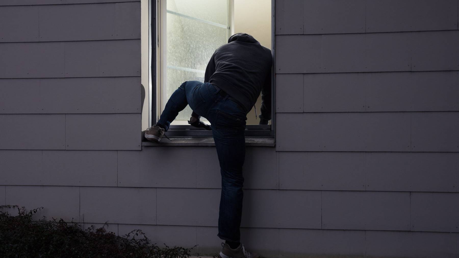 Die Täter stiegen über Fenster und Terrassen in die Häuser ein. (Symbolbild)