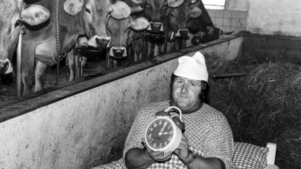 Seit 1981 werden in der Schweiz die Uhren halbjährlich umgestellt und seit diesem Datum wird auch immer wieder versucht, die Zeitumstellung bildhaft umzusetzen. Das Beispiel aus dem Jahr 1984 illustriert die Situation für die Bauern. (Archivbild)