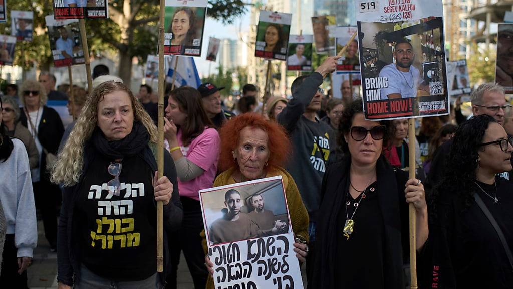 Während des jüdischen Pessach-Festes versammeln sich Menschen zu einem Protest, der die sofortige Freilassung der von der Hamas im Gazastreifen festgehaltenen Geiseln fordert. Foto: Leo Correa/AP/dpa