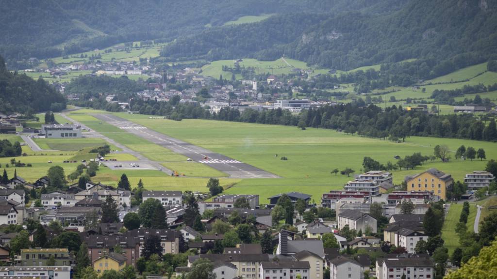 Blick auf den Flugplatz Mollis. Dort wird 2025 die Glarnerland Arena für das Schwing- und Älplerfest (ESAF) stehen.