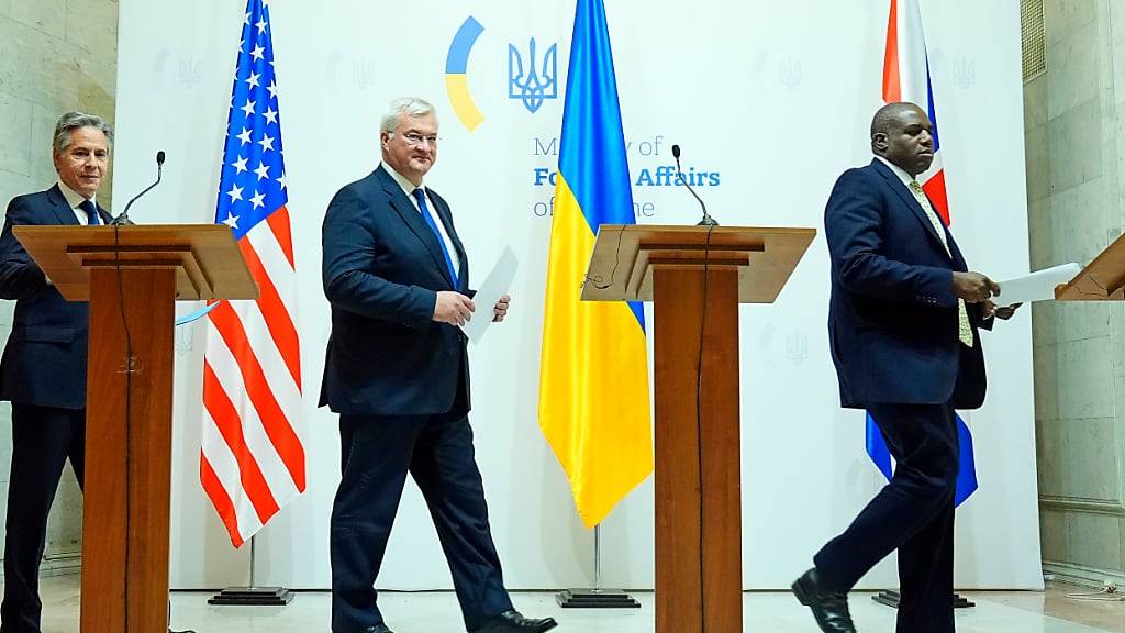 US-Außenminister Antony Blinken (l-r), der britische Außenminister David Lammy und der ukrainische Außenminister Andriiy Sybiha kommen zu einer gemeinsamen Pressekonferenz im Außenministerium. Foto: Mark Schiefelbein/AP Pool/dpa