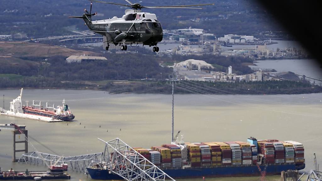 dpatopbilder - Präsident Biden, an Bord von Marine One, macht einen Rundflug über die eingestürzte Francis Scott Key Bridge. Foto: Manuel Balce Ceneta/AP/dpa