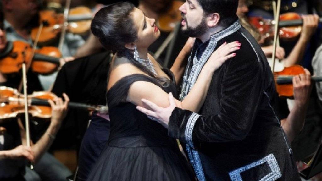 Anna Netrebko (l) und  Yusif Eyvazov singen bei den Salzburger Festspielen in Giacomo Puccinis Oper «Monon Lescaut» (Archiv)