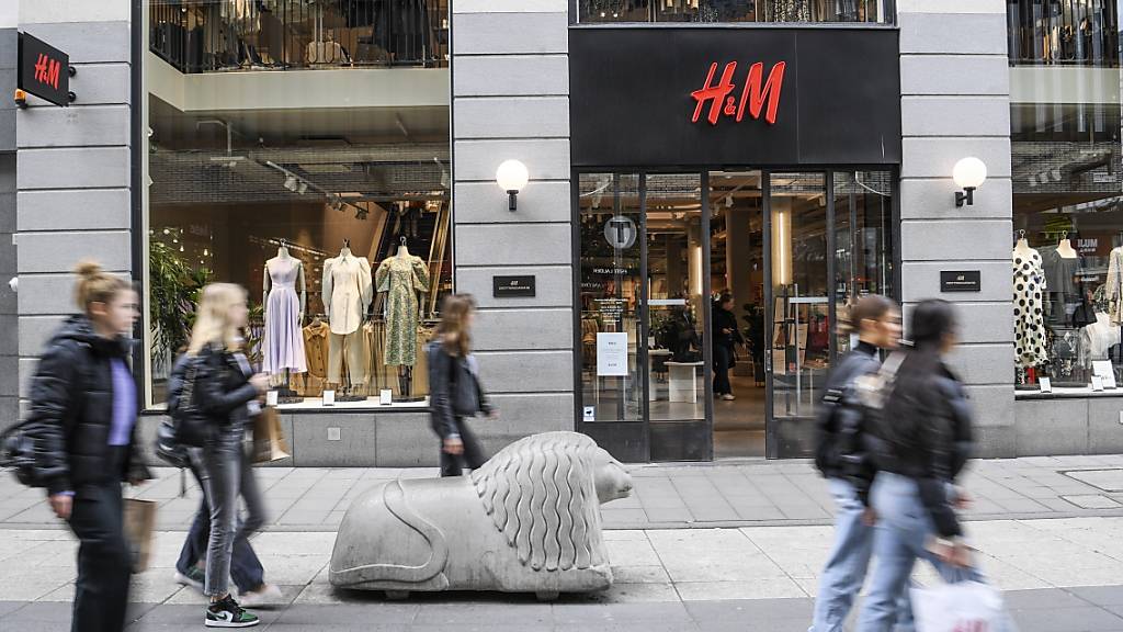 In der Schweiz waren die Läden im Herbst noch offen: Das half dem Modekonzern H&M, hierzulande blieben die Umsätze von September bis November mehr oder weniger stabil. (Themenbild)