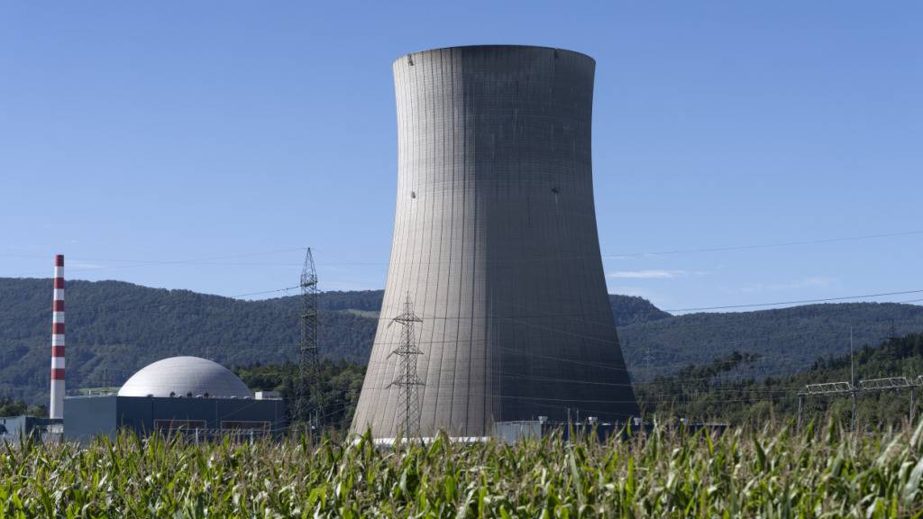 Die Mehrheit einer Parlamentskommission will das Verbot für neue Kernkraftwerke wieder aufheben. Im Bild der Kühlturm des Kernkraftwerks Gösgen. (Themenbild)