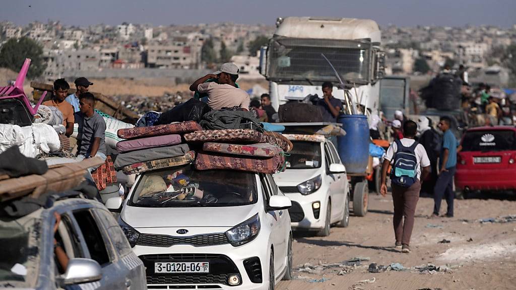 dpatopbilder - Palästinenser fliehen aus ihrem Gebiet im Gazastreifen, nachdem das israelische Militär eine Evakuierung angeordnet hat. Foto: Abdel Kareem Hana/AP/dpa