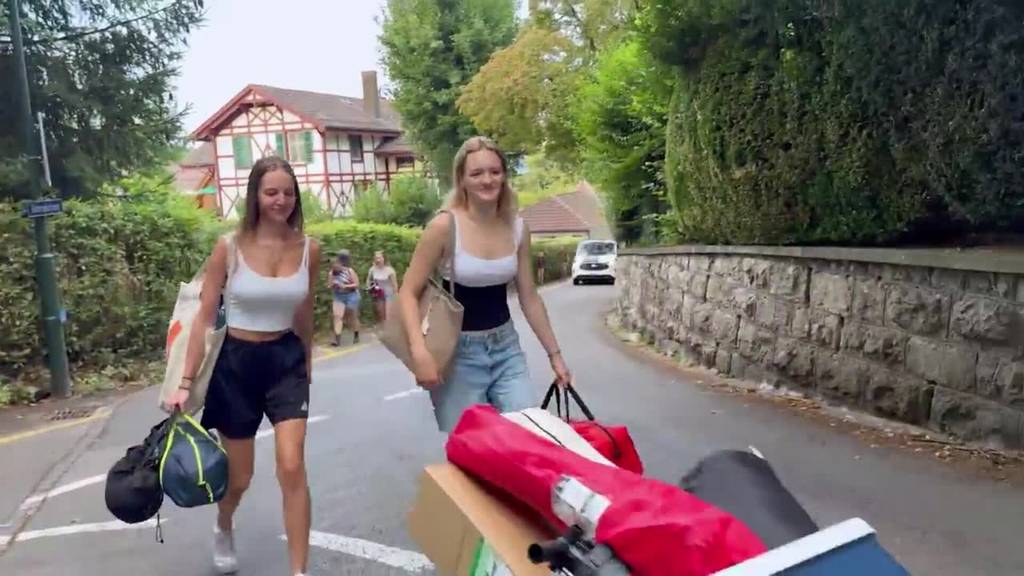 Heitere Open Air: Camper richten sich auf Zeltplatz ein