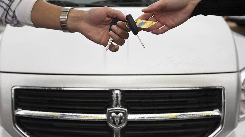 Wer sich ein neues Auto kaufen will, muss aktuell tiefer in die Tasche greifen. (Symbolbild)
