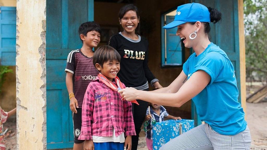 UNICEF-Sonderbotschafterin Katy Perry scherzt mit Kindern armer vietnamesischer Familien.
