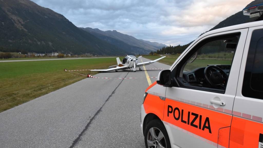 Ein Kleinflugzug mit vier Insassen an Bord hat nach dem Start am Flugplatz Samedan GR am Samstag notlanden müssen.