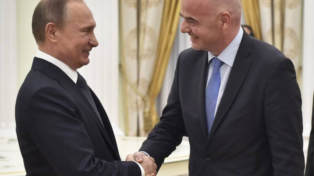 Russlands Wirtschaft wird nur wenig von der WM profitieren: Wladimir Putin trifft Fifa-Chef Gianni Infantino  (Archivbild).