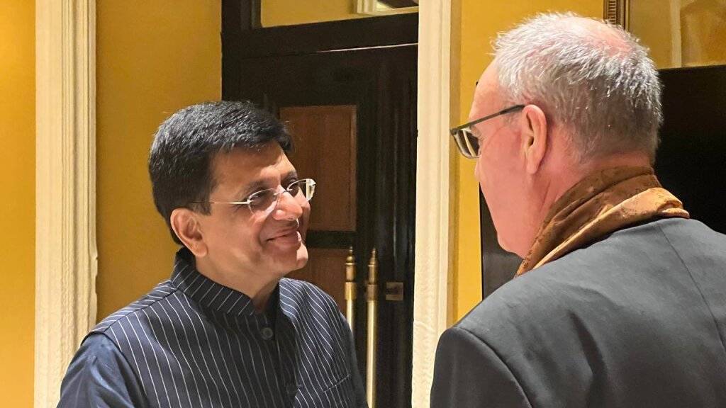 Wirtschaftsminister Guy Parmelin (rechts) traf in Indien seinen indischen Amtskollegen Piyush Gayal.