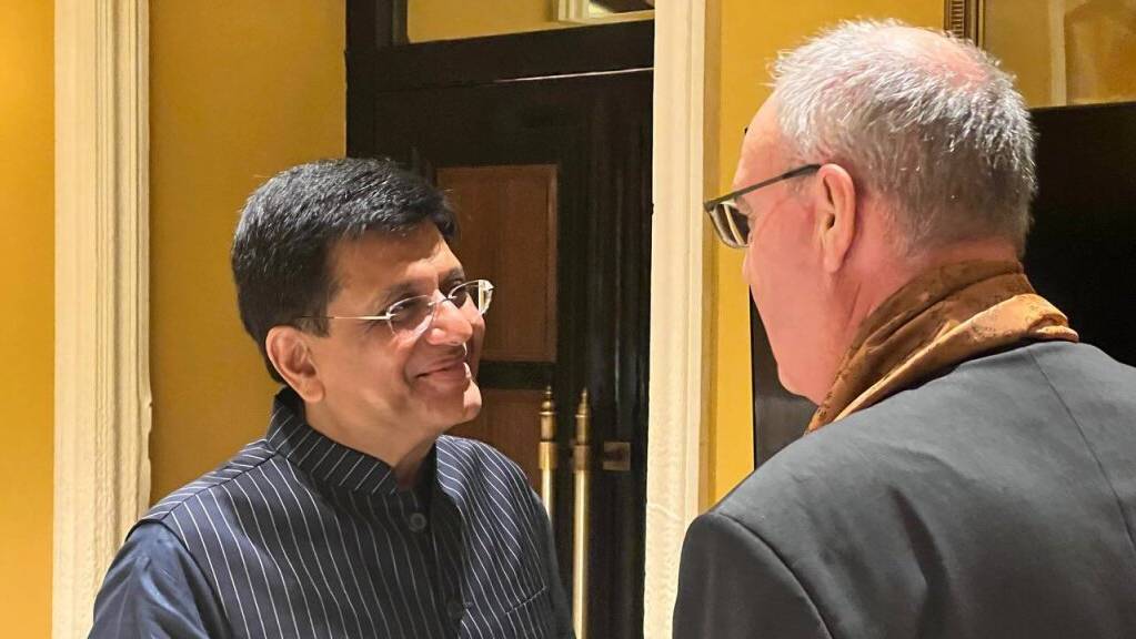 Wirtschaftsminister Guy Parmelin (rechts) traf in Indien seinen indischen Amtskollegen Piyush Gayal.
