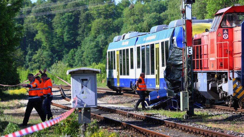 Beim Zusammenstoss eines Personenzugs mit einem Güterzug in Aichach, Bayern, waren am Montagabend zwei Menschen ums Leben gekommen.