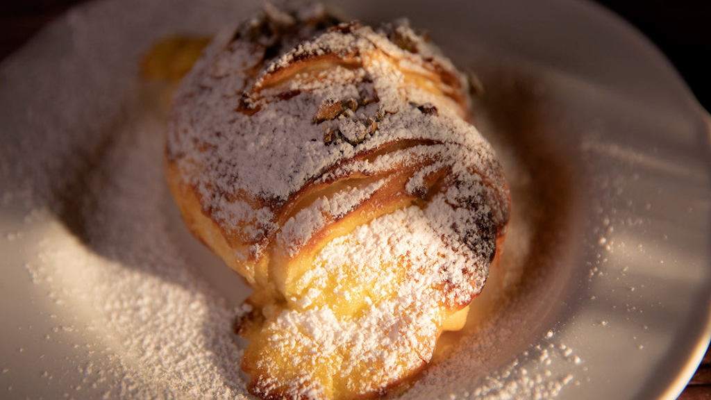 Italienische Cornetti gefüllt mit selbstgemachter Patisserie-Vanillecrème