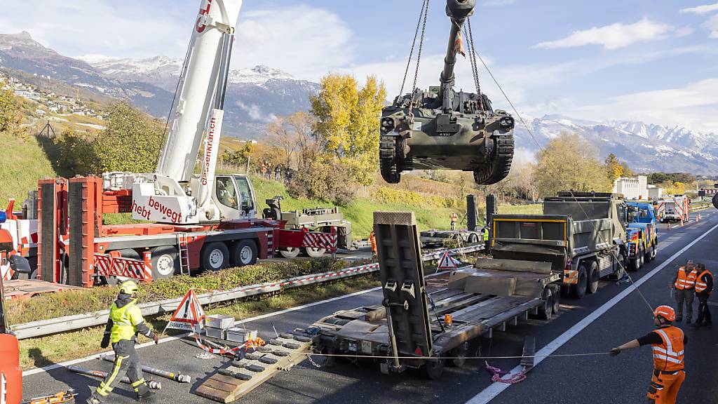 A9 im Unterwallis nach Unfall mit Armeecamions teilweise gesperrt