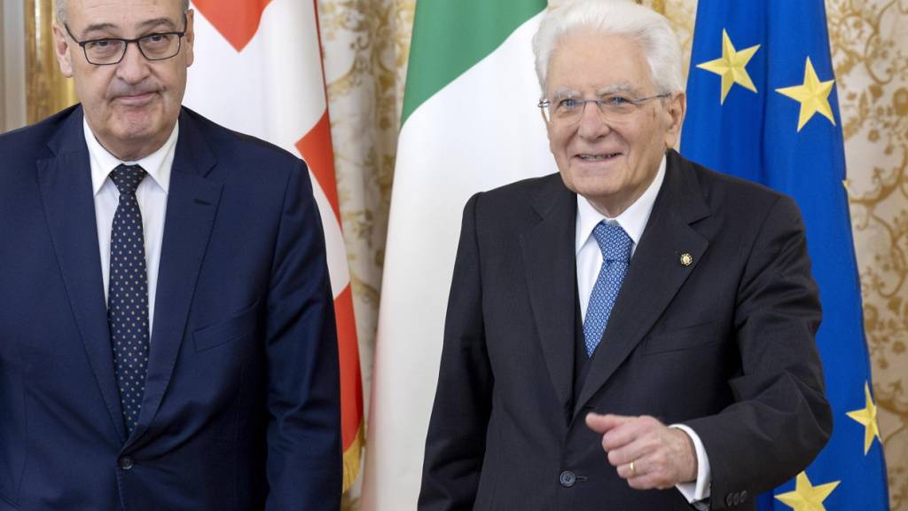 Die Rechnungen Schweizer Spitäler für die Behandlung italienischer Verletzten des Brandes von Crans-Montana sollen nicht mehr an betroffene Familien weitergeleitet werden. Das bestätigte der Schweizer Bundespräsident Guy Parmelin (links) dem italienischen Staatspräsidenten Sergio Mattarella.