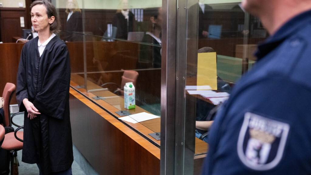 ARCHIV - Der wegen IS-Unterstützung angeklagte Mann (M) sitzt zu Beginn seines Prozesses im Gerichtssaal hinter einer Glasscheibe. Foto: Christophe Gateau/dpa