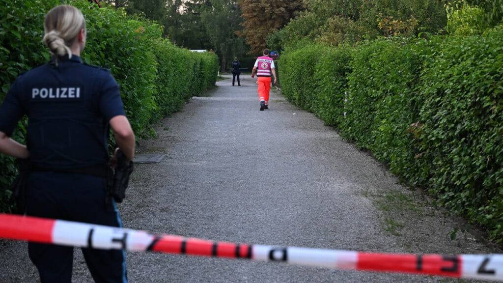 dpatopbilder - Die Polizei ist in der Kleingartenanlage im Einsatz. Foto: Felix Hörhager/dpa