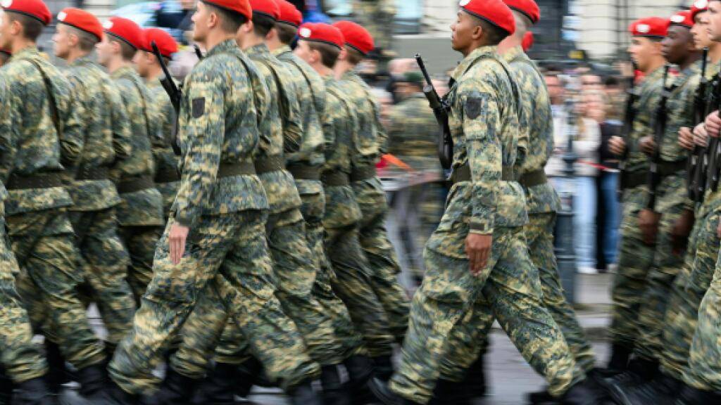 ARCHIV - Soldaten vom Österreichischen Bundesheer marschieren am Nationalfeiertag über den Heldenplatz in Wien. Foto: Max Slovencik/APA/dpa