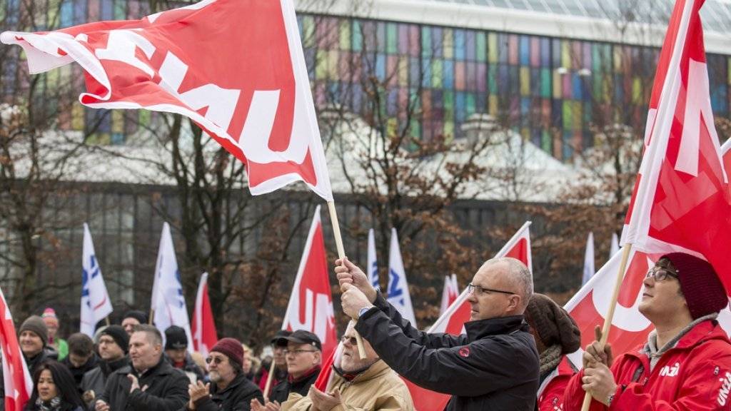 Rund 500 Personen haben in Baden AG gegen den geplanten Stellenabbau bei General Electric demonstriert.