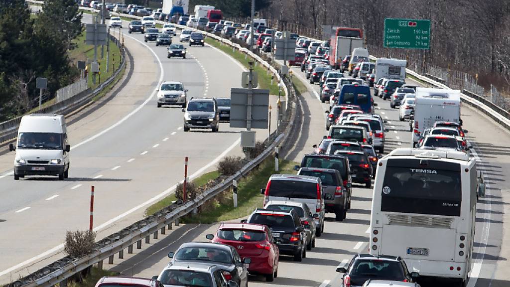 Stau vor dem Gotthard-Tunnel in Richtung Norden. (Archivbild)