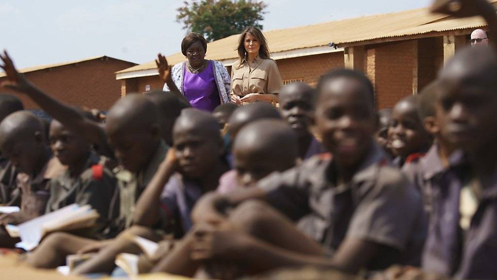 US-First Lady Melania Trump besuchte in Malawi eine Schulklasse. Die Präsidentengattin ist erstmals alleine unterwegs auf offizieller Mission.