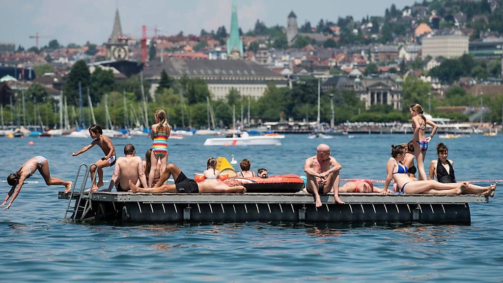 Zur Prävention von Hautkrebs forderten zwei Stadtzürcher Gemeinderäte Gratis-Sonnencrème für alle. Der Stadtrat hält nichts von diesen Plänen. (Symbolbild)