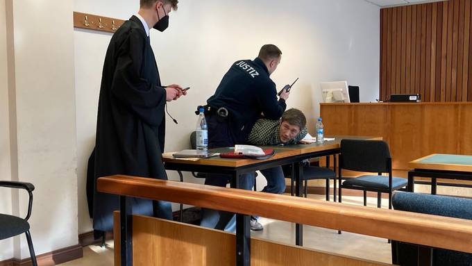 Klimakleber muss vor Berliner Gericht – und klebt sich während Prozess fest