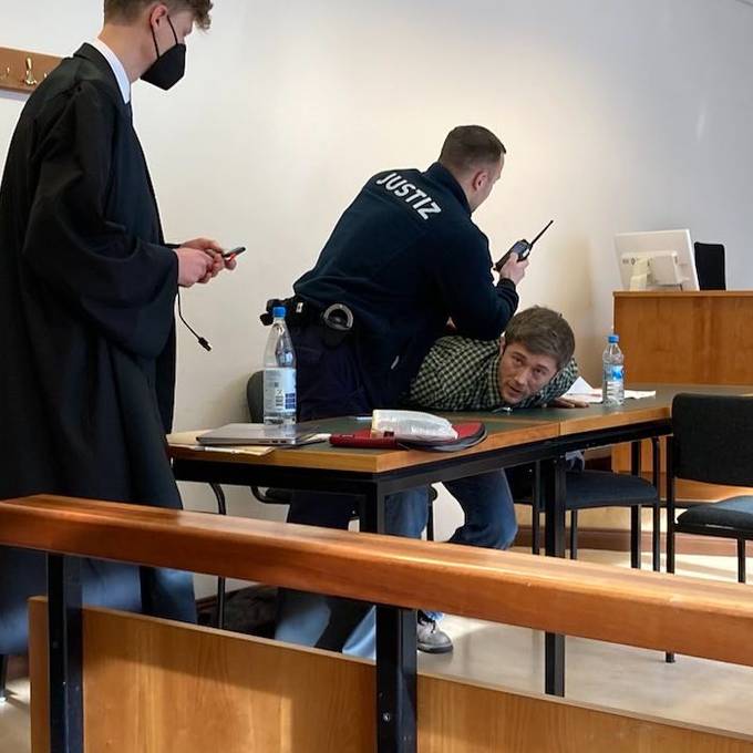 Klimakleber muss vor Berliner Gericht – und klebt sich während Prozess fest