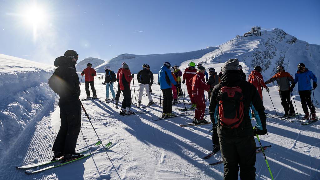 Skifahrer auf der «Red Run»-Piste auf dem Glacier 3000. (Archivbild)